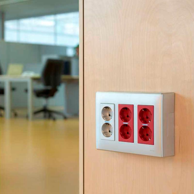 Base de caixa de parede de superfície para 3 elementos duplos branco SIMON 500 Cima 51050003-030