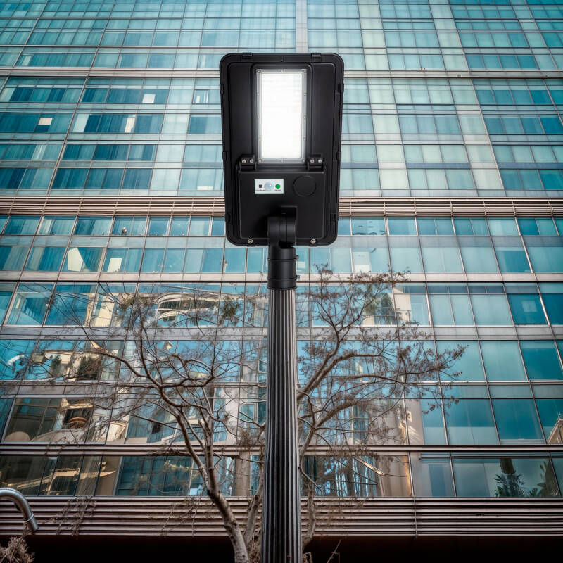Luminária LED Solar 1000 lm 125lm/W Sinai com Sensor de Movimento para Iluminação Pública