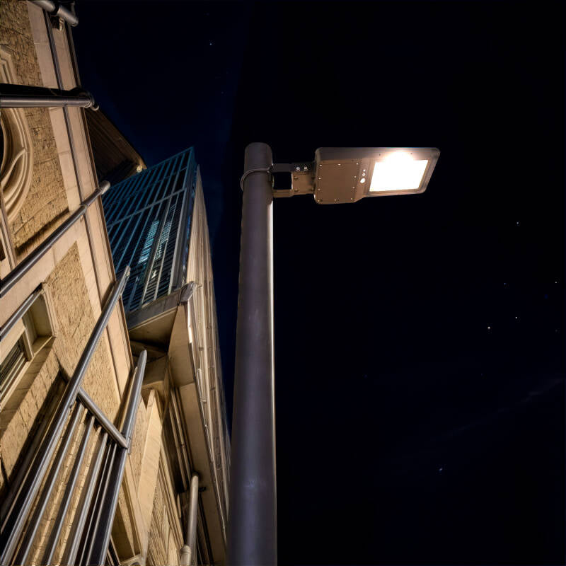 Luminária LED Solar com Sensor de Movimento e Crepuscular 32W 4800lm